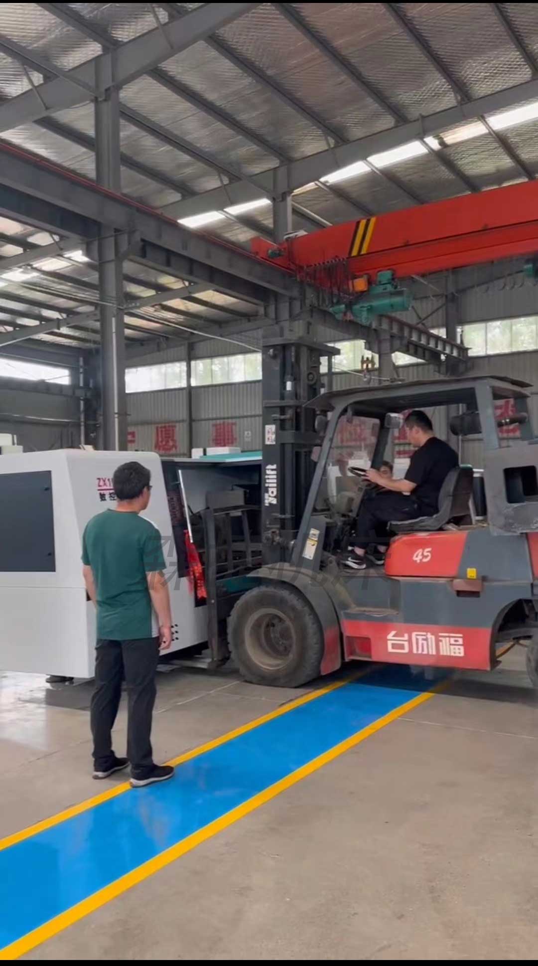 正在給江蘇客戶定制的ZX100-500數(shù)控銑鉆專機打包發(fā)貨